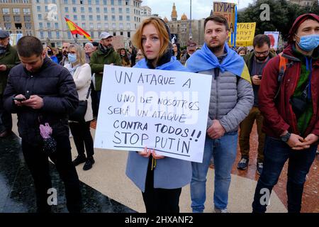 Barcellona, ​​Spain; 6th marzo 2022: Manifestazioni contro la guerra in Ucraina. Foto Stock