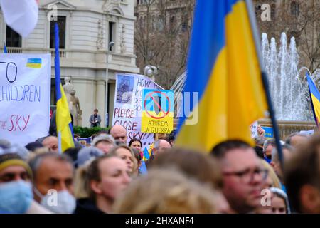 Barcellona, ​​Spain; 6th marzo 2022: Manifestazioni contro la guerra in Ucraina. Foto Stock