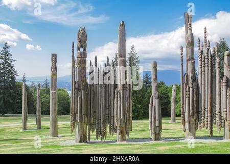 I totem di Vancouver, la vista dal Burnaby Mountain Park. Totem giapponese Ainu pali. Foto di viaggio, messa a fuoco selettiva, nessuno Foto Stock