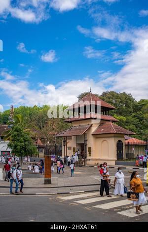 KANDY, SRI LANKA- DICEMBRE 30,2021: Attività della gente e Kandy vista della strada della città Foto Stock