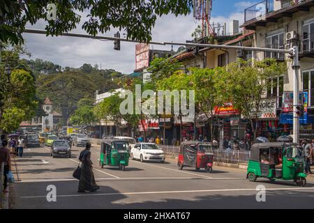 KANDY, SRI LANKA - DICEMBRE 30,2021: Kandy città vista strada al centro con Tuk Tuk, sfondo la torre dell'orologio Foto Stock