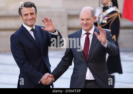 Parigi, Francia. 10th Mar 2022. Il presidente francese Emmanuel Macron accoglie con favore il cancelliere tedesco OLAF Scholz in vista della riunione informale del Consiglio europeo nella Reggia di Versailles, vicino a Parigi, Francia, 10 marzo 2022. Le discussioni in occasione del Consiglio europeo informale di Versailles (Francia) si concentreranno sull'approccio dell'Europa alla crisi Russia-Ucraina, ha dichiarato giovedì il presidente francese Emmanuel Macron. Credit: Gao Jing/Xinhua/Alamy Live News Foto Stock