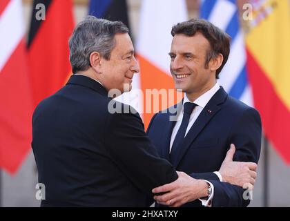 Parigi, Francia. 10th Mar 2022. Il presidente francese Emmanuel Macron dà il benvenuto al primo ministro italiano Mario Draghi in vista della riunione informale del Consiglio europeo nella Reggia di Versailles, vicino a Parigi, Francia, 10 marzo 2022. Le discussioni in occasione del Consiglio europeo informale di Versailles (Francia) si concentreranno sull'approccio dell'Europa alla crisi Russia-Ucraina, ha dichiarato giovedì il presidente francese Emmanuel Macron. Credit: Gao Jing/Xinhua/Alamy Live News Foto Stock