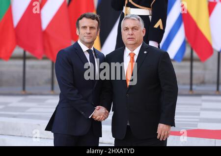 Parigi, Francia. 10th Mar 2022. Il presidente francese Emmanuel Macron dà il benvenuto al primo ministro ungherese Viktor Orban prima della riunione informale del Consiglio europeo nella Reggia di Versailles, vicino a Parigi, Francia, 10 marzo 2022. Le discussioni in occasione del Consiglio europeo informale di Versailles (Francia) si concentreranno sull'approccio dell'Europa alla crisi Russia-Ucraina, ha dichiarato giovedì il presidente francese Emmanuel Macron. Credit: Gao Jing/Xinhua/Alamy Live News Foto Stock