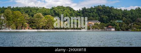 Vista sul lago di Sri Dalada Maligawa o il Tempio della Reliquia del dente Sacro, situato nel complesso del palazzo reale dell'ex regno di Kandy Foto Stock