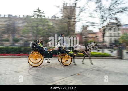 Pferdekutsche mit Touristen in der Altstadt von Sevilla Andalusien, Spanien | trasporto a cavallo con turista nel centro storico di Siviglia, Andalus Foto Stock