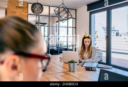 Donna d'affari con archetto unicorno funzionante Foto Stock