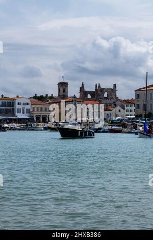 Vista sul porto di Saint-Martin-de-Ré dalla barca quando si entra nel porto dal mare in estate Foto Stock