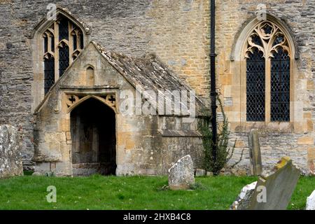 Il portico sud, la chiesa di St. Ecgwin, Honeybourne, Worcestershire, Inghilterra, REGNO UNITO Foto Stock