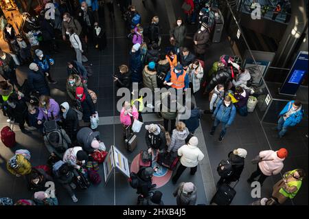 10.03.2022, Berlino, Germania, Europa - i rifugiati di guerra provenienti dall'Ucraina arrivano alla stazione centrale di Berlino dopo essere fuggiti dalla guerra nel loro paese d'origine. Foto Stock