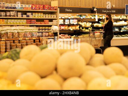 USA. 10th Mar 2022. (220311) -- SAN FRANCISCO, 11 marzo 2022 (Xinhua) -- Un consumatore seleziona il cibo in un supermercato a Millbrae, Stati Uniti, 10 marzo 2022. L'inflazione al consumo degli Stati Uniti nel mese di febbraio ha continuato ad aumentare al ritmo annuale più veloce in 40 anni, il Dipartimento del lavoro degli Stati Uniti ha riferito il giovedì. (Foto di li Jianguo/Xinhua) Credit: Xinhua/Alamy Live News Foto Stock