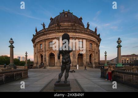 Berlino, Germania - 14 luglio 2019: Il Museo del Bode situato sull'Isola dei Musei di Berlino Mitte al tramonto Foto Stock