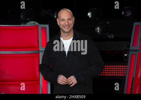 25 novembre 2021 Milano. Photocall negli studi televisivi RAI del programma "The Voice Senior". Nella foto: Rapper cantante Clementino pseudonimo Foto Stock