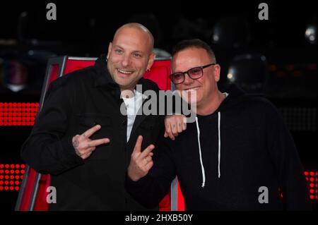 25 novembre 2021 Milano. Photocall negli studi televisivi RAI del programma "The Voice Senior". Nella foto: Cantanti Gigi d'Alessio e Clementino pse Foto Stock