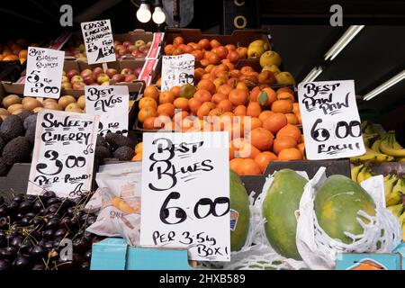 Frutta fresca è in mostra presso un negozio di alimentari a Twickenham, il 10th marzo 2022, a Londra, Inghilterra. Foto Stock