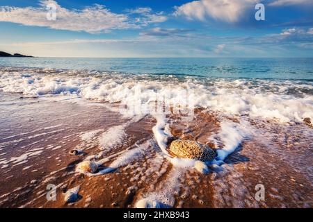 Fantastica vista mare azure incandescente dalla luce del sole. Drammatica scena di mattina. Posizione Makauda, Sciacca. Sicilia Italia meridionale. Bellezza Mondo. Foto Stock