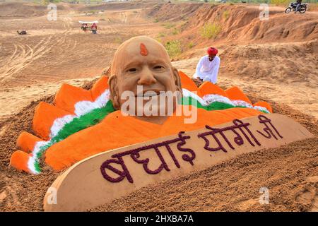 Pushkar, India. 10th Mar 2022. L'artista di sabbia Ajay Rawat crea una scultura di Utttar Pradesh Capo Ministro Yogi Adityanath per congratularsi con lui per la sua vittoria nei sondaggi di Assemblea UP. Bharatiya Janata Party (BJP) vince nelle elezioni di Utttar Pradesh, Uttarakhand, Goa e stato di Manipur. (Foto di Sumit Saraswat/Pacific Press) Credit: Pacific Press Media Production Corp./Alamy Live News Foto Stock