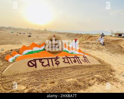 Pushkar, India. 10th Mar 2022. L'artista di sabbia Ajay Rawat crea una scultura di Utttar Pradesh Capo Ministro Yogi Adityanath per congratularsi con lui per la sua vittoria nei sondaggi di Assemblea UP. Bharatiya Janata Party (BJP) vince nelle elezioni di Utttar Pradesh, Uttarakhand, Goa e stato di Manipur. (Foto di Sumit Saraswat/Pacific Press) Credit: Pacific Press Media Production Corp./Alamy Live News Foto Stock