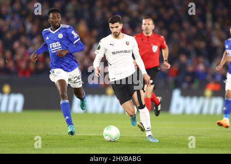 Leicester, Regno Unito. 10th Mar 2022. Rennes Forward Martin Terrier (7) e Leicester City Midfielder Wilfred Ndidi (25) durante la UEFA Conference League, Round of 16, partita di football a 1st stadi tra Leicester City e Stade Rennais (Rennes) il 10 marzo 2022 al King Power Stadium di Leicester, Inghilterra - Foto: John Mallett/DPPI/LiveMedia Credit: Agenzia fotografica indipendente/Alamy Live News Foto Stock