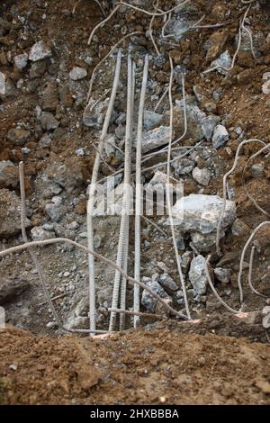 Resti di acciaio dopo la demolizione di una fondazione in uno scavo Foto Stock