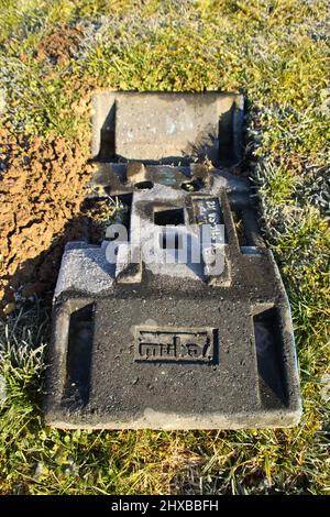 La base del faro rotante in plastica si è rotta dopo essere stata sovraccaricata e affondata nel terreno Foto Stock