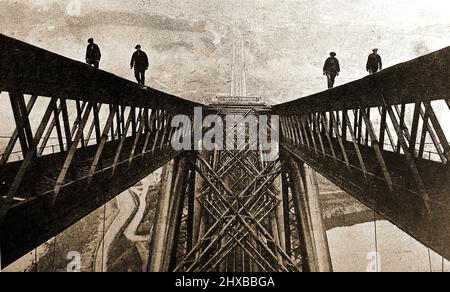 Un'immagine iniziale che mostra i lavoratori che camminano lungo le travi del Forth Bridge (dalla Scozia all'Inghilterra) pronti per iniziare a dipingere senza alcuna attrezzatura di sicurezza. Il ponte è stato progettato dalla società di ingegneria Mott Hay e Anderson, che erano anche responsabili del Tyne Bridge di Newcastle. Foto Stock