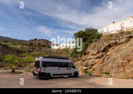 Enix, Spagna - 2 marzo 2022: Furgone grigio parcheggiato nel backcountry andaluso vicino all'idilliaco villaggio imbiancato di Enix Foto Stock