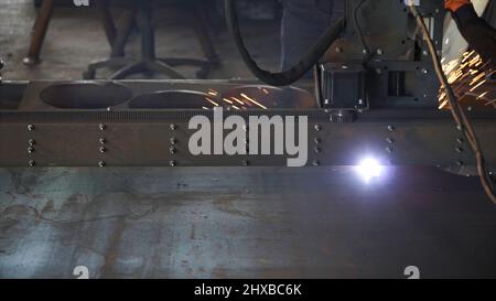 Taglio di metallo. Le scintille volano dal laser. Tagliare la lamiera in officina. Utensile moderno nell'industria pesante. Taglio laser CNC ad alta precisione di lamiere e Foto Stock