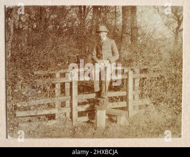 Foto d'epoca di un ragazzo adolescente seduto su un pallido, a piedi, a piedi, in campagna, Edwardian Inghilterra 1905 Foto Stock