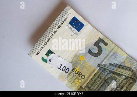 Banconota da cinque euro con prezzo di tre euro. Focalizzazione selettiva sull'etichetta. Inflazione in Europa, iperinflazione, concetto di svalutazione. Foto Stock