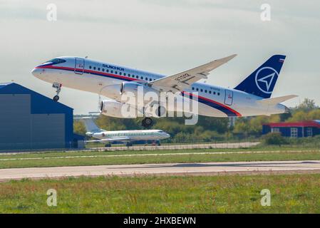 ZHUKOVSKY, RUSSIA - 30 AGOSTO 2019: Velivolo Sukhoi SuperJet 100-95B (97012) al decollo sull'aeroporto di Zhukovsky Foto Stock