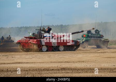 REGIONE DI MOSCA, RUSSIA - 25 AGOSTO 2020: Il carro armato della squadra russa di biathlon del carro armato lascia il terreno di addestramento. Giochi internazionali dell'esercito Foto Stock