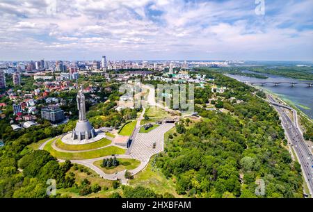 Monumento di TMotherland e Pechersk Lavra a Kiev, Ucraina Foto Stock