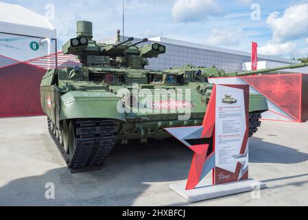 REGIONE DI MOSCA, RUSSIA - 25 AGOSTO 2020: Terminator-2 carro armato di sostegno veicolo da combattimento. Vista frontale. Mostra del forum tecnico-militare internazionale Foto Stock