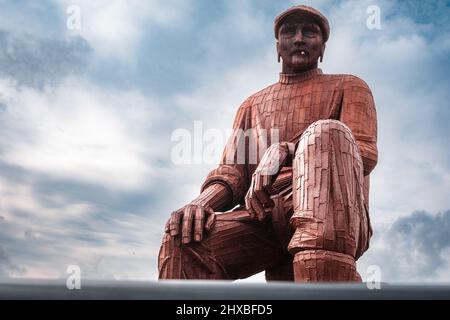 Un primo piano della statua commemorativa del pescatore Ray Lonsdale Fiddler's Green a North Shields Foto Stock