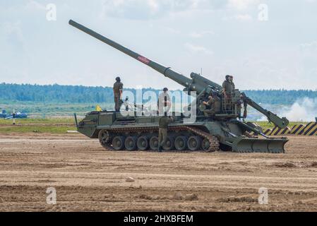 ALABINO, RUSSIA - 25 AGOSTO 2020: 203mm Malka semovente montano 2S7M sul poligono di tiro. Un frammento del programma dimostrativo di Foto Stock