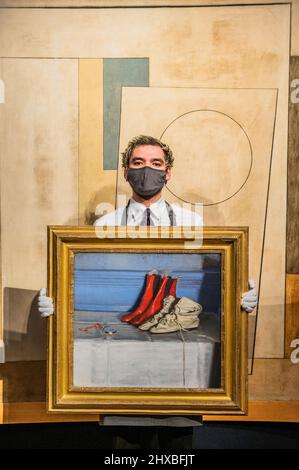 Londra, Regno Unito. 11th Mar 2022. SIR William Nicholson (1872-1949), Miss Simpson's Boots, dipinto nel luglio 1919, stima: GBP 300.000 - GBP 500.000 con opera di suo figlio, ben Nicholson, O.M. (1894-1982), October 1949 (Rangitane), Painted in October 1949, Estimate: GBP 700.000 - GBP 1.000.000 - Highlights from Modern British and Irish Art Evening sale Christies London. La vendita avrà luogo il 22 marzo. Credit: Guy Bell/Alamy Live News Foto Stock