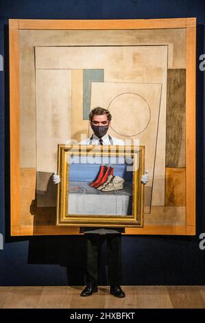 Londra, Regno Unito. 11th Mar 2022. SIR William Nicholson (1872-1949), Miss Simpson's Boots, dipinto nel luglio 1919, stima: GBP 300.000 - GBP 500.000 con opera di suo figlio, ben Nicholson, O.M. (1894-1982), October 1949 (Rangitane), Painted in October 1949, Estimate: GBP 700.000 - GBP 1.000.000 - Highlights from Modern British and Irish Art Evening sale Christies London. La vendita avrà luogo il 22 marzo. Credit: Guy Bell/Alamy Live News Foto Stock