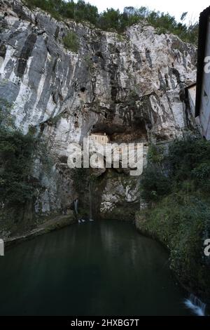 Si tratta della Santa Cueva o Cuevona, Santuario de Covadonga, Asturias, Spagna Foto Stock