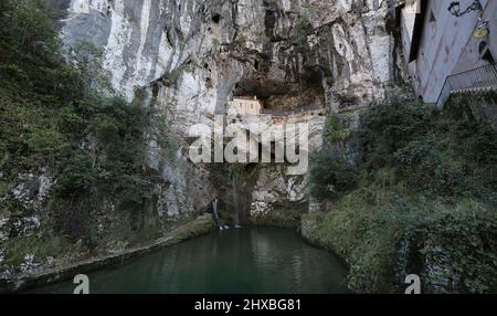 Si tratta della Santa Cueva o Cuevona, Santuario de Covadonga, Asturias, Spagna Foto Stock