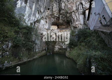 Si tratta della Santa Cueva o Cuevona, Santuario de Covadonga, Asturias, Spagna Foto Stock