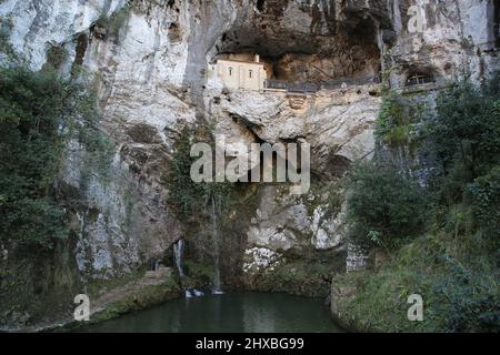 Si tratta della Santa Cueva o Cuevona, Santuario de Covadonga, Asturias, Spagna Foto Stock