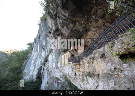 Si tratta della Santa Cueva o Cuevona, Santuario de Covadonga, Asturias, Spagna Foto Stock