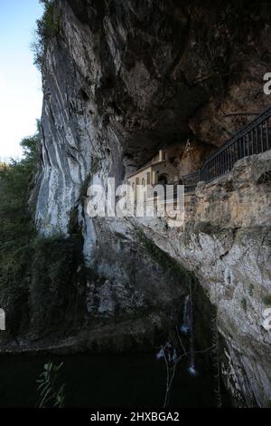 Si tratta della Santa Cueva o Cuevona, Santuario de Covadonga, Asturias, Spagna Foto Stock