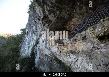 Si tratta della Santa Cueva o Cuevona, Santuario de Covadonga, Asturias, Spagna Foto Stock