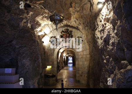 Si tratta della Santa Cueva o Cuevona, Santuario de Covadonga, Asturias, Spagna Foto Stock