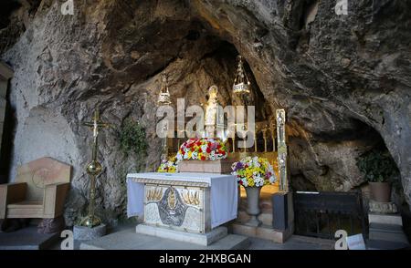 Si tratta della Santa Cueva o Cuevona, Santuario de Covadonga, Asturias, Spagna Foto Stock