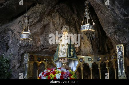 Si tratta della Santa Cueva o Cuevona, Santuario de Covadonga, Asturias, Spagna Foto Stock