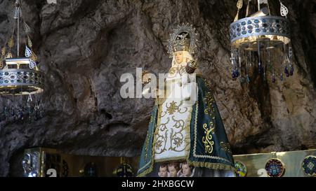 Si tratta della Santa Cueva o Cuevona, Santuario de Covadonga, Asturias, Spagna Foto Stock