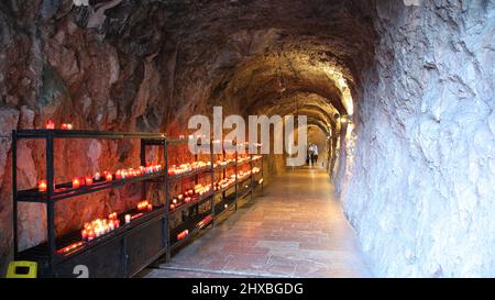 Si tratta della Santa Cueva o Cuevona, Santuario de Covadonga, Asturias, Spagna Foto Stock